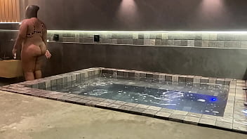 Peguei a morena por traz e soquei com força na buceta dela que chegou a gritar