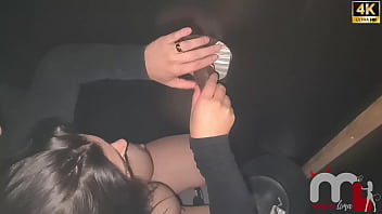 Casada gostosa entra na cabine mama o pauzudo geme no pau do macho e faz o corno filmar tudo para ficar na punheta