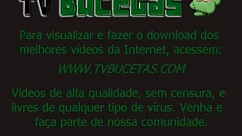 Fodendo a putinha no sofá da casa