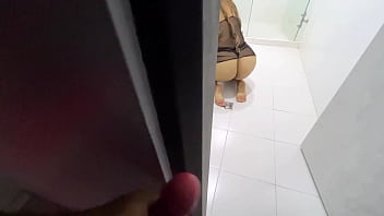 Madrastra culona y golosa seduce a su hijastro para que le clave la verga directo al coño en cuatro patas