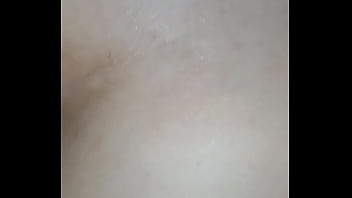 Duas picas brincando com o cu da esposa do corno