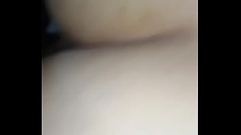 Duas picas brincando com o cu da esposa do corno