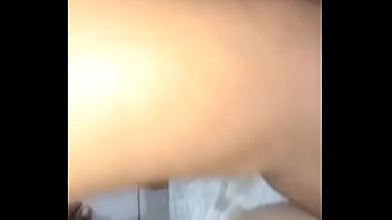 Duas picas brincando com o cu da esposa do corno