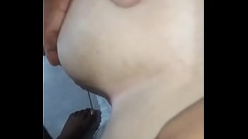 Duas picas brincando com o cu da esposa do corno