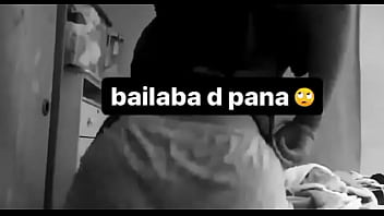 Zorrita de color mueve su culo