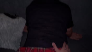 Me masturbé en frente de mi roomie y ella se excitó me agarró la polla y el resto es historia