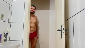 Ruiva gostosa e suada da academia é pega no banho por vizinho tarado