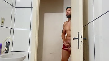 Ruiva gostosa e suada da academia é pega no banho por vizinho tarado