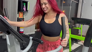 Ruiva gostosa e suada da academia é pega no banho por vizinho tarado