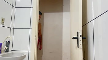 Ruiva gostosa e suada da academia é pega no banho por vizinho tarado