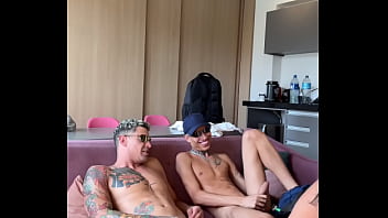 Meu parceiro trouxe a gostosa pra deixar nós relaxados