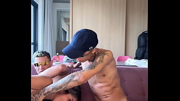 Meu parceiro trouxe a gostosa pra deixar nós relaxados