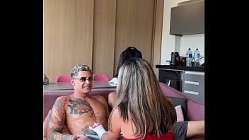 Meu parceiro trouxe a gostosa pra deixar nós relaxados