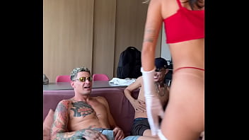 Meu parceiro trouxe a gostosa pra deixar nós relaxados