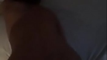 Un jeune mec défonce son fion pour de l'argent