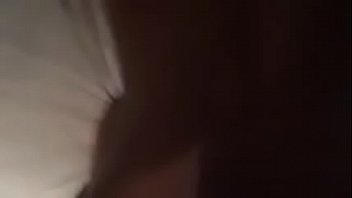 Un jeune mec défonce son fion pour de l'argent