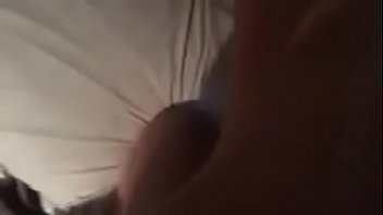 Un jeune mec défonce son fion pour de l'argent