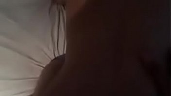 Un jeune mec défonce son fion pour de l'argent