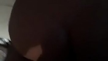 Un jeune mec défonce son fion pour de l'argent