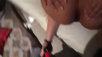 Un jeune mec défonce son fion pour de l'argent