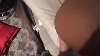 Un jeune mec défonce son fion pour de l'argent