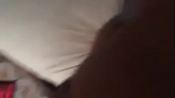 Un jeune mec défonce son fion pour de l'argent