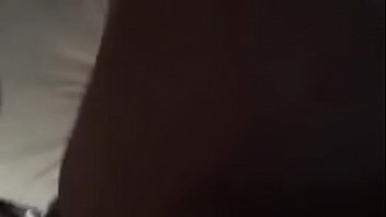 Un jeune mec défonce son fion pour de l'argent