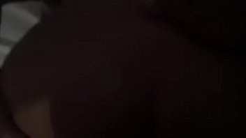 Un jeune mec défonce son fion pour de l'argent