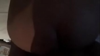 Un jeune mec défonce son fion pour de l'argent