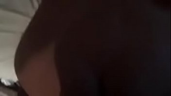 Un jeune mec défonce son fion pour de l'argent