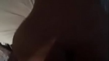 Un jeune mec défonce son fion pour de l'argent