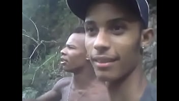 Boys Discutindo O Ponto Certo Para Dar thumbnail