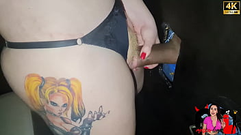 Nao resisti a essa rola maravilhosa e deixei o comedor me foder sem camsiinha no gloryhole