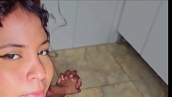 Ninfeta sapeca com seu tio na cozinha