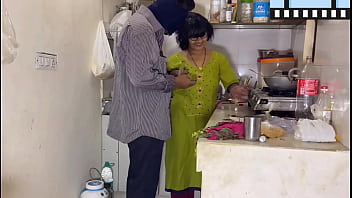 Mi marido me sol prende mientras cocino y me folla bien rico en la cocina