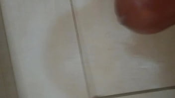 Batendo uma e gozando