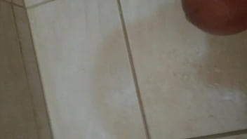 Batendo uma e gozando