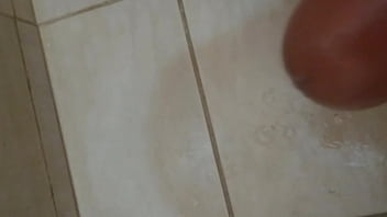 Batendo uma e gozando