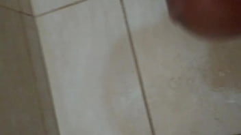 Batendo uma e gozando