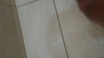 Batendo uma e gozando Batendo uma e gozando