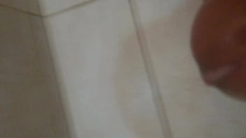 Batendo uma e gozando