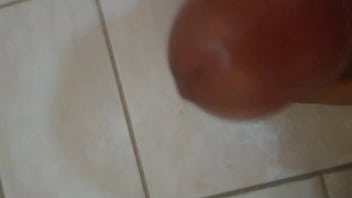 Batendo uma e gozando