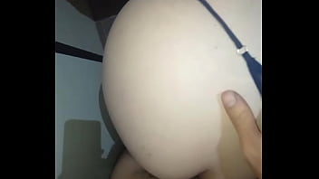 Me cogi a mi hermanastra en el baño