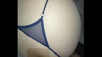 Me cogi a mi hermanastra en el baño