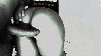 Rasguei a roupa dela e gozei na sua bundinha