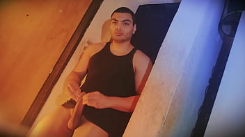 Hombre musculoso dificil de que se ponga dura contra la pared sexy big cock dificil de levantar