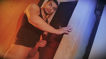 Hombre musculoso dificil de que se ponga dura contra la pared sexy big cock dificil de levantar