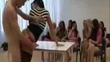 La profesora enseña sexo a sus alumnas