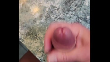 Je Me Masturbe Les Couilles Posées Sur Le Meuble thumbnail