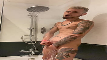 Trailer alex black se masturba en la ducha del hotel y se corre enormemente